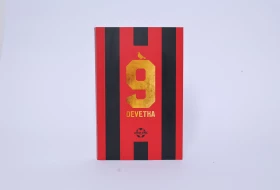 Objavljen roman Jovana Simića "Devetka": Priča o mentalnom zdravlju, zavisnosti i traumama u svetu fudbala